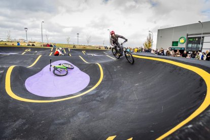 Numerosos ciclistas y espectadores acudieron a conocer el circuito