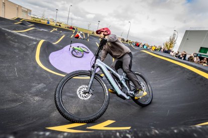 Numerosos ciclistas y espectadores acudieron a conocer el circuito