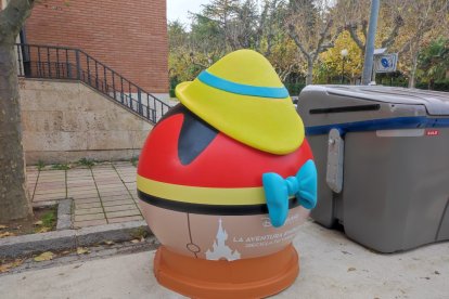 El contenedor de vidrio evocando a Pinocho junto a la biblioteca.