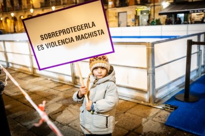 ‘De luto por las asesinadas. En lucha por las violentadas’, lema de la jornada
