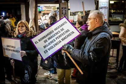 ‘De luto por las asesinadas. En lucha por las violentadas’, lema de la jornada