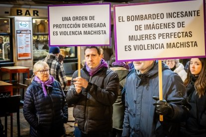 ‘De luto por las asesinadas. En lucha por las violentadas’, lema de la jornada