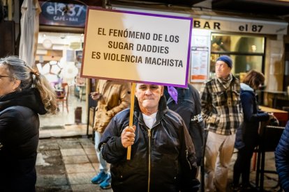 ‘De luto por las asesinadas. En lucha por las violentadas’, lema de la jornada