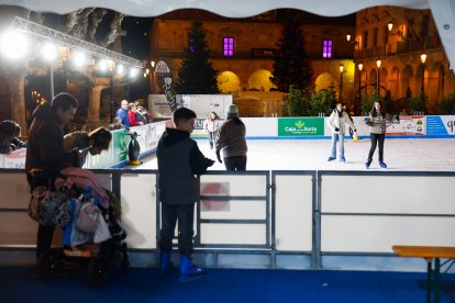 Jóvenes y adultos disfrutaron durante el primer día de esta atracción invernal.