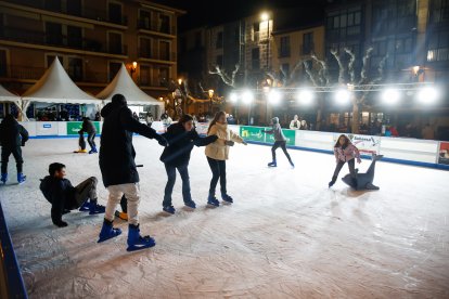 Jóvenes y adultos disfrutaron durante el primer día de esta atracción invernal.
