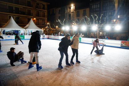 Jóvenes y adultos disfrutaron durante el primer día de esta atracción invernal.