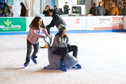 Jóvenes y adultos disfrutaron durante el primer día de esta atracción invernal.