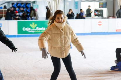 Jóvenes y adultos disfrutaron durante el primer día de esta atracción invernal.