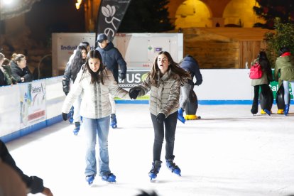 Jóvenes y adultos disfrutaron durante el primer día de esta atracción invernal.
