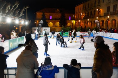 Jóvenes y adultos disfrutaron durante el primer día de esta atracción invernal.