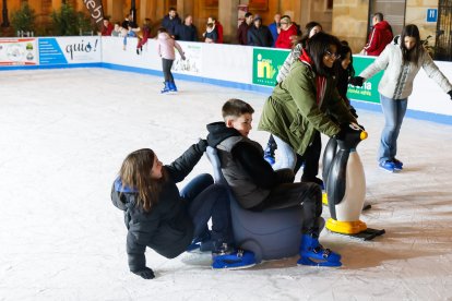 Jóvenes y adultos disfrutaron durante el primer día de esta atracción invernal.