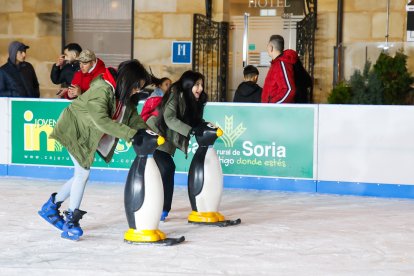 Jóvenes y adultos disfrutaron durante el primer día de esta atracción invernal.