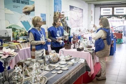 Voluntarios de Manos Unidas en el mercadillo.