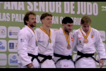 Alexis Rosa en el podio con los mejores de su categoría.