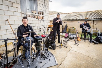 Un fin de semana en torno al arbusto y sus bayas rojas