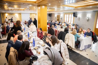 Buen ambiente entre todos los asistentes de la celebración.