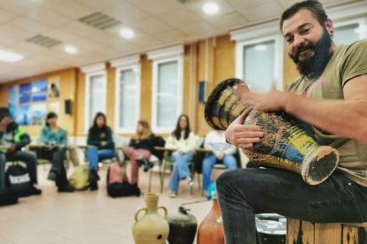 Instrumentos musicales elaborados con elementos reutilizados.