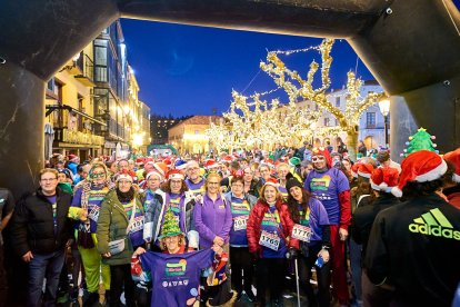 Más de 1.700 participantes han tomado la salida en la Carrera de Navidad.