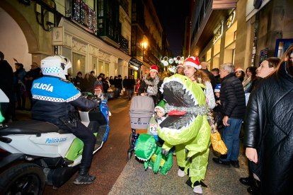 Más de 1.700 participantes han tomado la salida en la Carrera de Navidad.