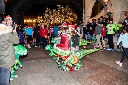 Más de 1.700 participantes han tomado la salida en la Carrera de Navidad.