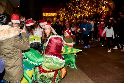 Más de 1.700 participantes han tomado la salida en la Carrera de Navidad.