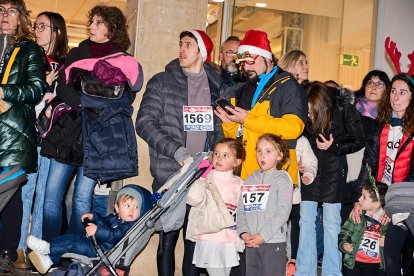 Más de 1.700 participantes han tomado la salida en la Carrera de Navidad.