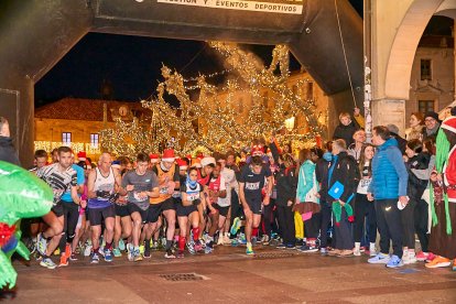 Más de 1.700 participantes han tomado la salida en la Carrera de Navidad.