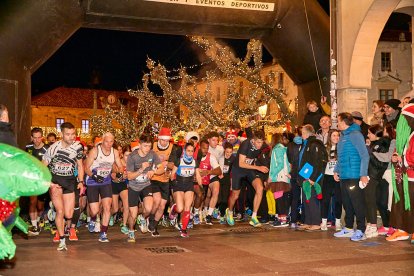 Más de 1.700 participantes han tomado la salida en la Carrera de Navidad.