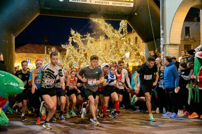 Más de 1.700 participantes han tomado la salida en la Carrera de Navidad.