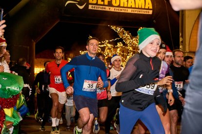 Más de 1.700 participantes han tomado la salida en la Carrera de Navidad.