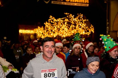 Más de 1.700 participantes han tomado la salida en la Carrera de Navidad.