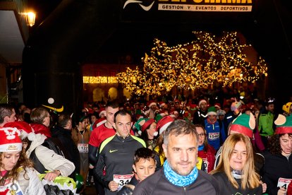 Más de 1.700 participantes han tomado la salida en la Carrera de Navidad.