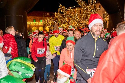 Más de 1.700 participantes han tomado la salida en la Carrera de Navidad.