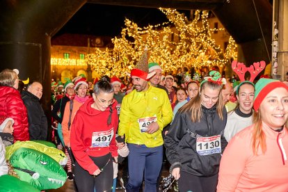 Más de 1.700 participantes han tomado la salida en la Carrera de Navidad.