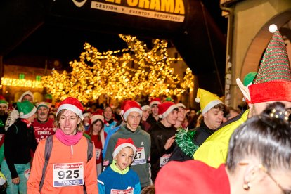 Más de 1.700 participantes han tomado la salida en la Carrera de Navidad.