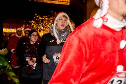 Más de 1.700 participantes han tomado la salida en la Carrera de Navidad.