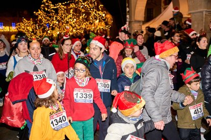 Más de 1.700 participantes han tomado la salida en la Carrera de Navidad.