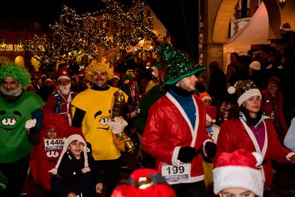 Más de 1.700 participantes han tomado la salida en la Carrera de Navidad.