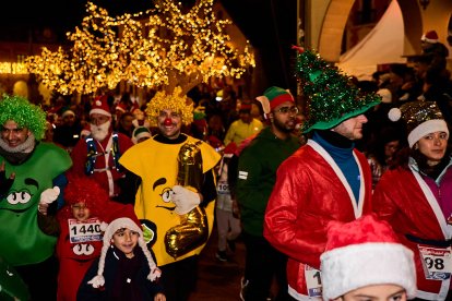 Más de 1.700 participantes han tomado la salida en la Carrera de Navidad.