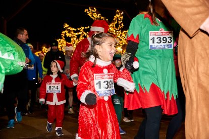 Más de 1.700 participantes han tomado la salida en la Carrera de Navidad.