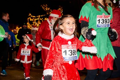 Más de 1.700 participantes han tomado la salida en la Carrera de Navidad.