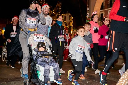 Más de 1.700 participantes han tomado la salida en la Carrera de Navidad.