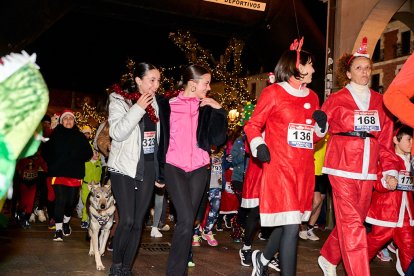 Más de 1.700 participantes han tomado la salida en la Carrera de Navidad.