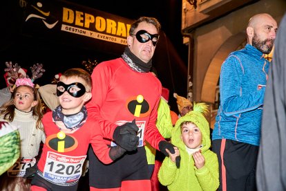 Más de 1.700 participantes han tomado la salida en la Carrera de Navidad.
