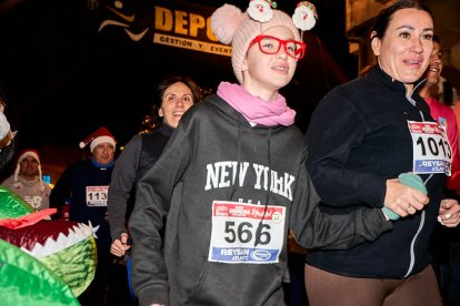 Más de 1.700 participantes han tomado la salida en la Carrera de Navidad.