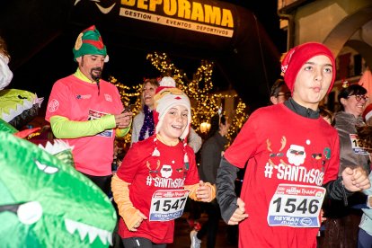 Más de 1.700 participantes han tomado la salida en la Carrera de Navidad.