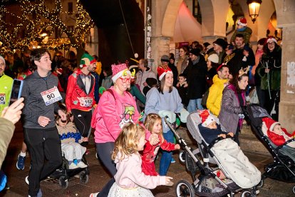 Más de 1.700 participantes han tomado la salida en la Carrera de Navidad.