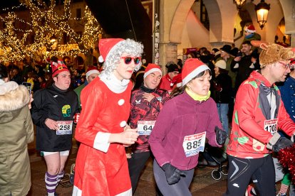 Más de 1.700 participantes han tomado la salida en la Carrera de Navidad.