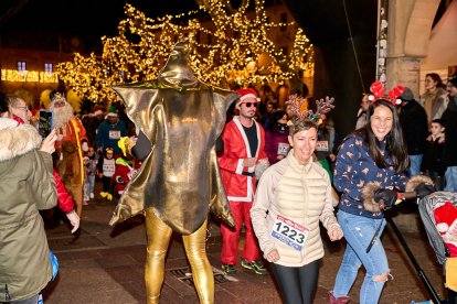 Más de 1.700 participantes han tomado la salida en la Carrera de Navidad.