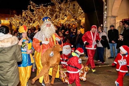 Más de 1.700 participantes han tomado la salida en la Carrera de Navidad.